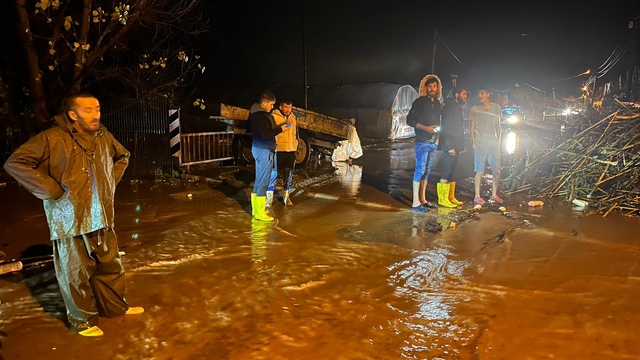 Antalya'nın Kumluca ilçesinde ev ve seraları su bastı