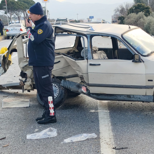 Aydın'da 2 otomobilin çarpıştığı kazada 10 kişi yaralandı