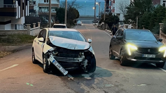 Ordu'da iki otomobil çarpıştı; 2 yaralı