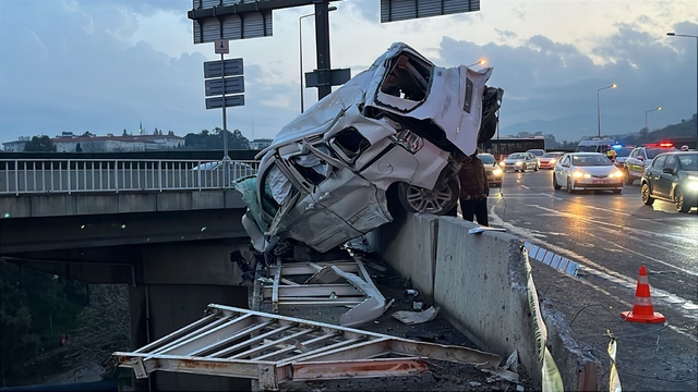 İzmir'de freni boşalan kamyon dehşet saçtı: 3 yaralı