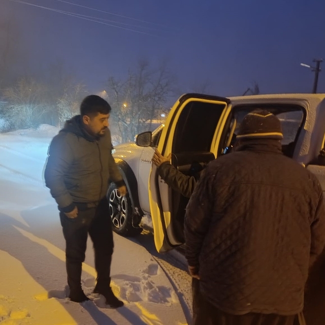 Osmaniye'de karda mahsur kalan iki kadını ekipler kurtardı