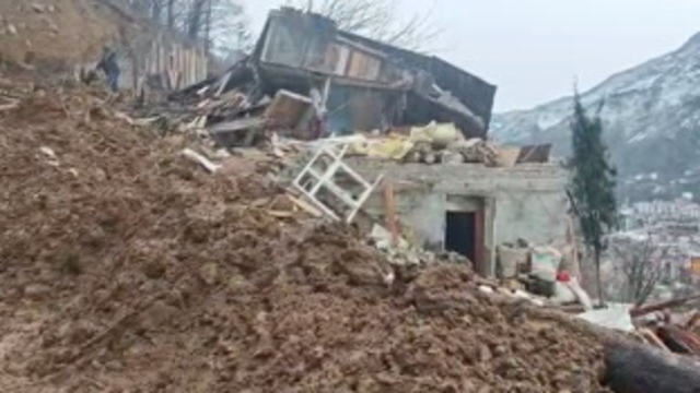Artvin'de heyelan; ev ve ahır yıkıldı