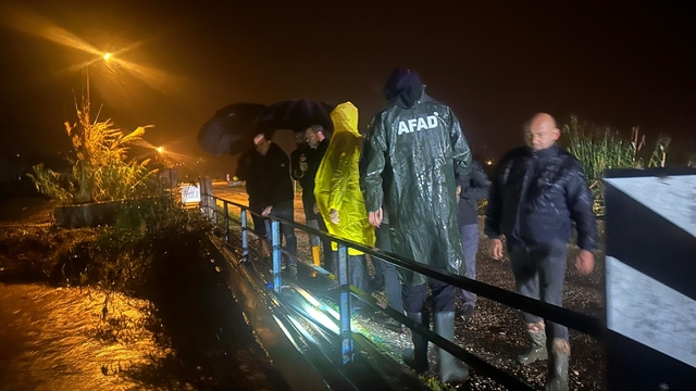 'Sarı kod'la uyarılan Antalya'da kuvvetli yağış etkisi (2)