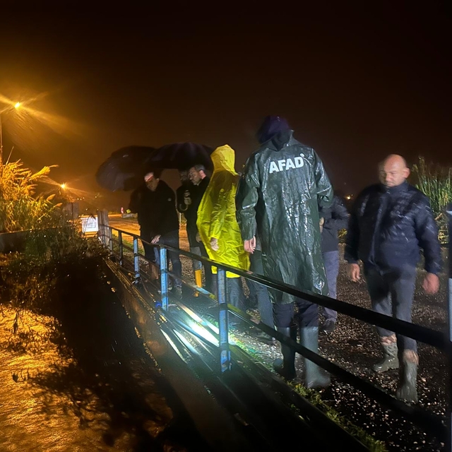 'Sarı kod'la uyarılan Antalya'da kuvvetli yağış etkisi (2)