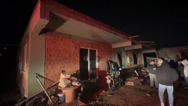 Kaynar suya benzin dökülen evde patlama: 2 yaralı