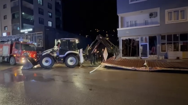 Osmaniye'de şiddetli rüzgar sundurma çatısını yerinden söktü