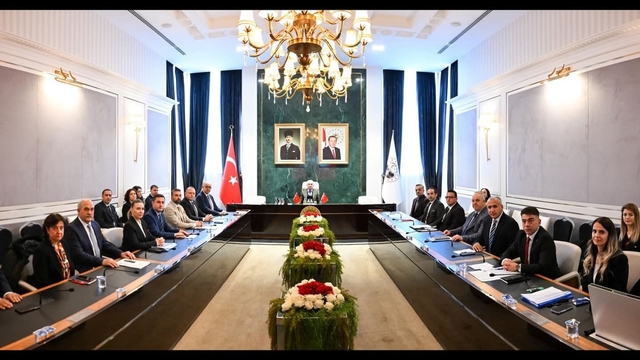 Kırklareli'nde gençlik ve spor yatırımları masaya yatırıldı
2025 çalışmaları ve 2026 hedefleri değerlendirildi