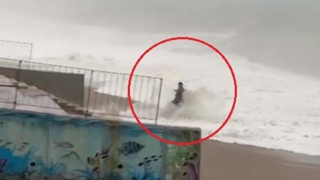 Son anda fark ettiği dev dalgaların arasında kalmaktan merdivene tutunarak kurtuldu
Sahili döven dev dalgaları son anda fark eden bir vatandaş, panikle koşarak merdivene sarıldı