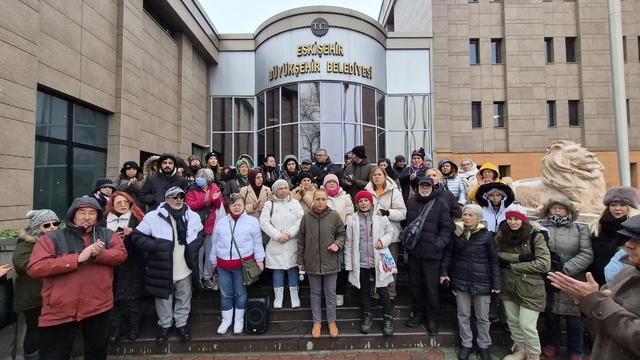 Hayvanseverler, Eskişehir Büyükşehir Belediyesi'nin önünde eylem yaptı
Köpeklerin aç ve susuz bırakıldığı bakımevlerinin gönüllülere açılması isteniyor
Hayvan hakları savunucusu Nesrin Çiçek: "Yaşam hakları konusunda sınıfta kaldılar"
"Bu yüzyıla yakışmayan görüntülerini el birliğiyle ortadan kaldıralım"