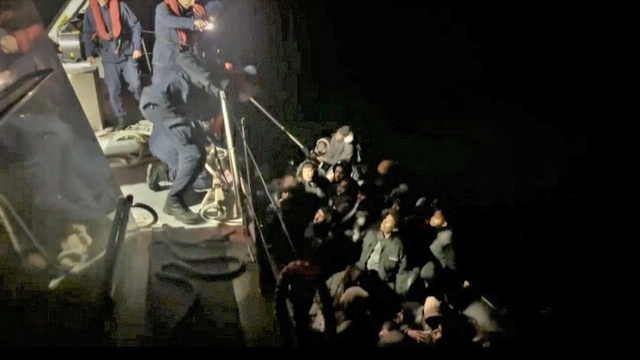 İzmir açıklarında 43 düzensiz göçmen yakalandı