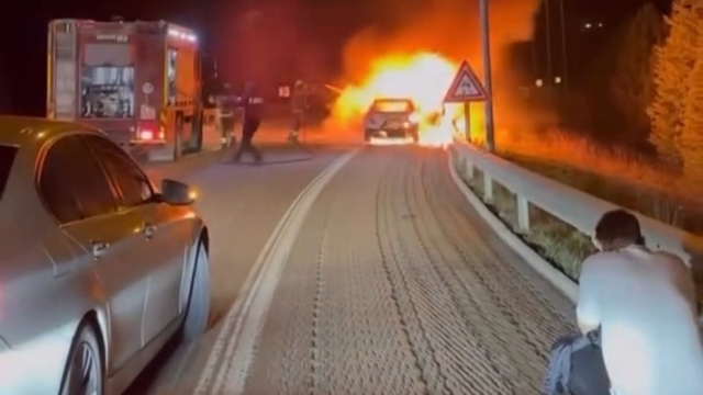 Seyir halindeki otomobil alev topuna döndü: Aracının yanışını çaresizce izledi