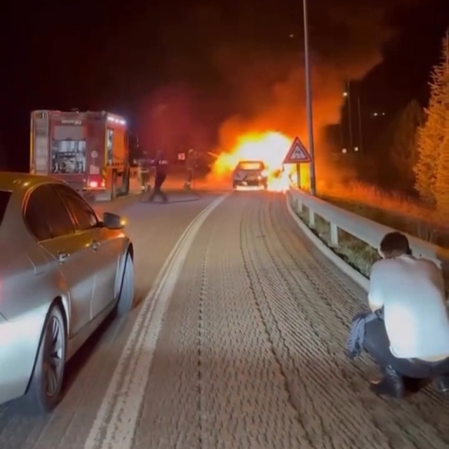 Seyir halindeki otomobil alev topuna döndü: Aracının yanışını çaresizce izl...