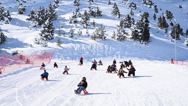 Erzincan'da 70 öğrenci Ergan Dağı'nda kızak keyfi yaşadı