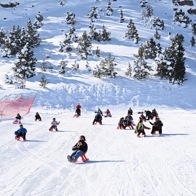 Erzincan'da 70 öğrenci Ergan Dağı'nda kızak keyfi yaşadı