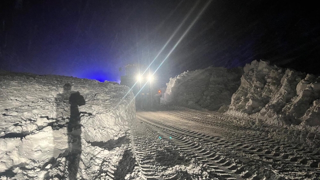 Erzincan-Sivas kara yolu çığ düşmesi sonucu ulaşıma kapandı (2)