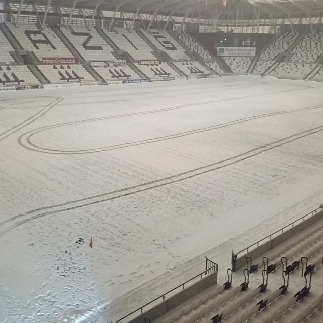 Elazığ Atatürk Stadyumu karla kaplandı
