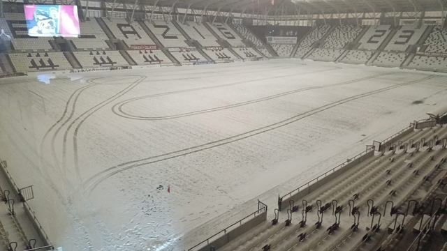Elazığ Atatürk Stadyumu karla kaplandı