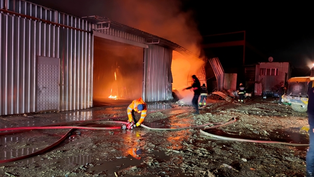 Tekirdağ'da geri dönüşüm tesisinde çıkan yangına müdahale ediliyor