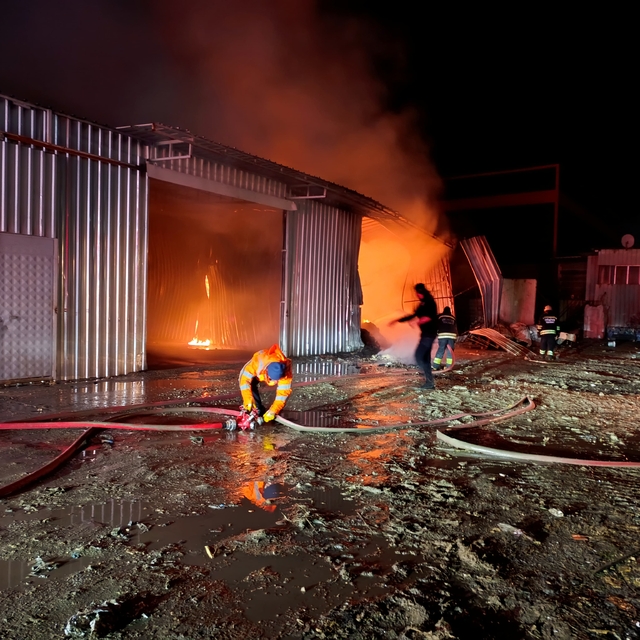 Tekirdağ'da geri dönüşüm tesisinde çıkan yangına müdahale ediliyor