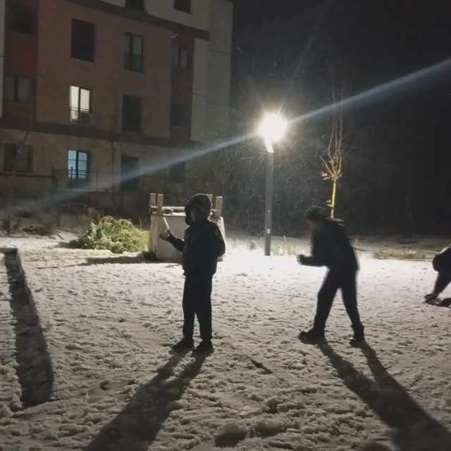 Karla kaplanan yolda araçlar ilerlemekte güçlük çekerken, eğlenmek isteyenl...