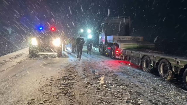 Yolda kalanların yardımına polis ve jandarma yetişti