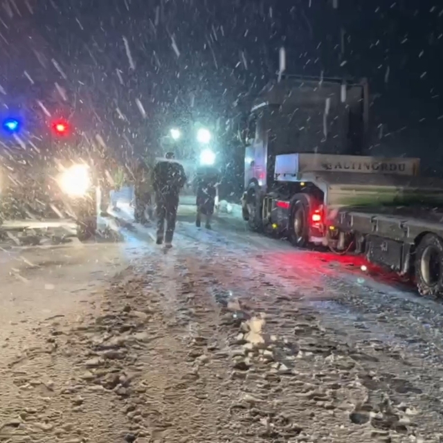 Yolda kalanların yardımına polis ve jandarma yetişti
