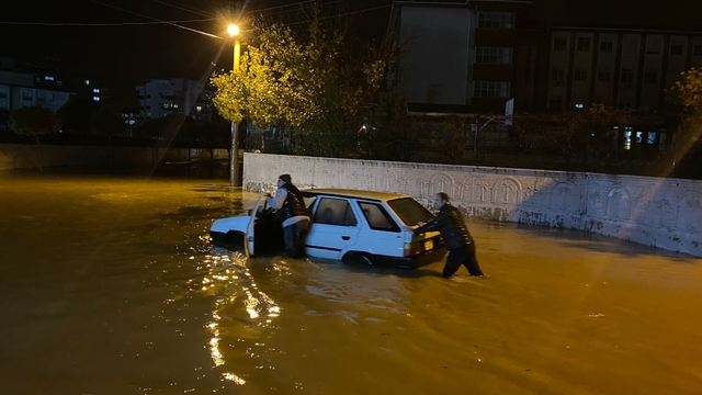 Antalya'da sağanak yolları göle çevirdi, iş yerlerini sular bastı, araçlar mahsur kaldı
Evleri su basan vatandaşlar kendilerini sokağa attı