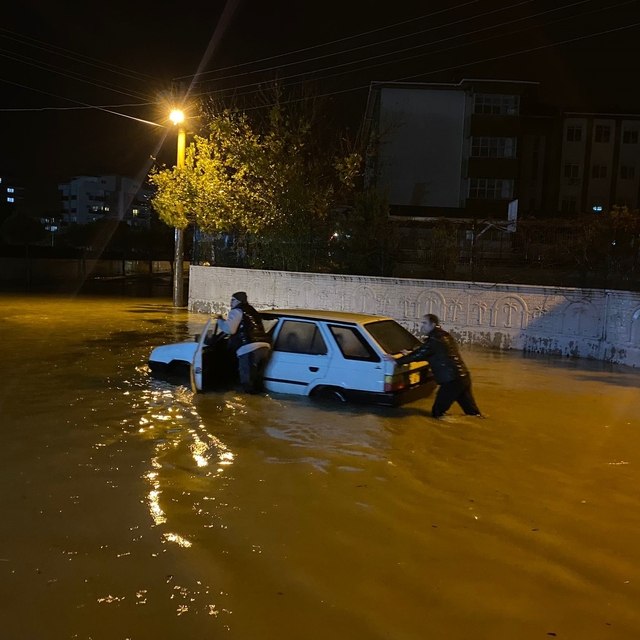 Antalya'da sağanak yolları göle çevirdi, iş yerlerini sular bastı, araçlar...