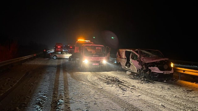 Kamyonet zincirleme kazaya neden oldu... O anlar kamerada