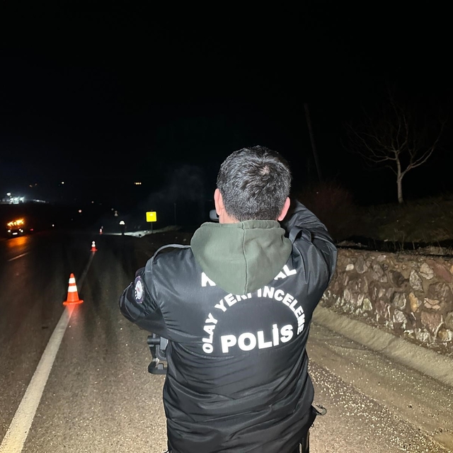 Uşak'ta otomobil şarampole devrilip takla attı: 1 ölü, 3 yaralı