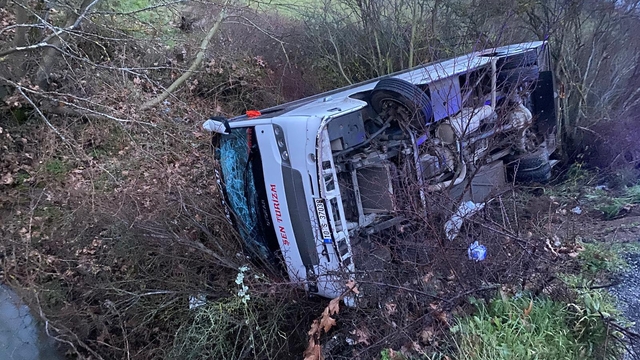 Balıkesir'de işçileri taşıyan midibüsün devrilmesi sonucu 16 kişi yaralandı