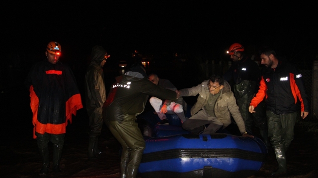 Antalya Kumluca'da sağanak yağış tarım arazilerini sular altında bıraktı, araçta mahsur kalan sürücü botla kurtarıldı
Seralarda çalışan tarım işçilerinin evlerini de su bastı