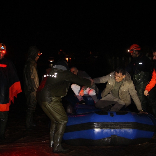 Antalya Kumluca'da sağanak yağış tarım arazilerini sular altında bıraktı, a...