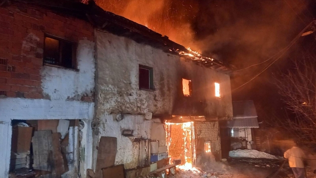 Uşak'ta iki katlı evde çıkan yangında karı koca dumandan etkilendi