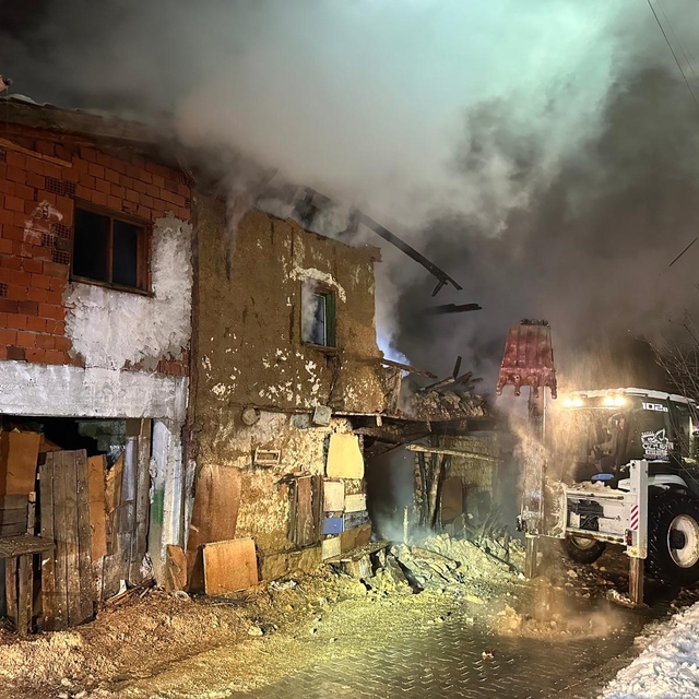 Uşak'ta iki katlı ev yangında küle döndü: Karı-koca dumandan etkilendi