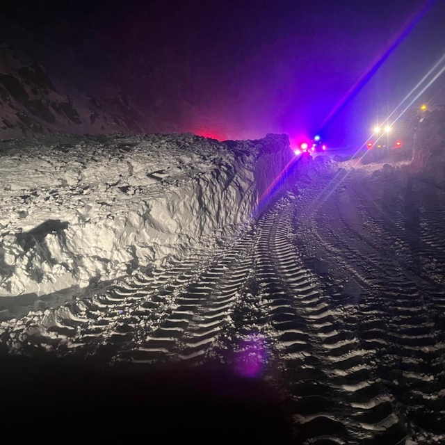 Çığın düştüğü Erzincan-Sivas kara yolu ulaşıma açıldı