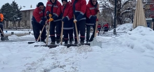 Erzincan kent merkezinde karla mücadele çalışmaları sürüyor