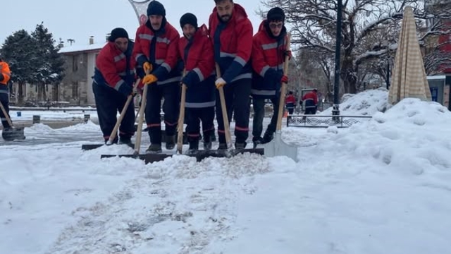 Erzincan kent merkezinde karla mücadele çalışmaları sürüyor