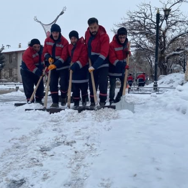 Erzincan kent merkezinde karla mücadele çalışmaları sürüyor