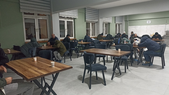 Sivas'ta kar esareti: Mahsur kalan 700 kişi okul yurtlarına yerleştirildi