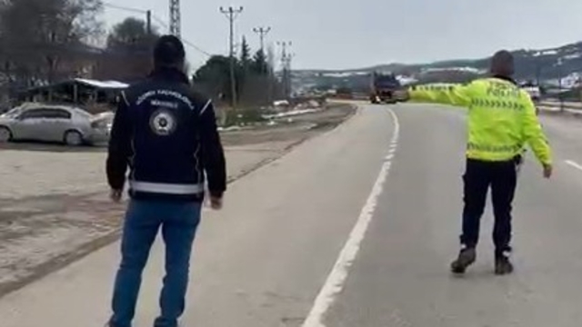 Erbaa'da tırın yatak kısmında saklanan 2 kaçak göçmen yakalandı