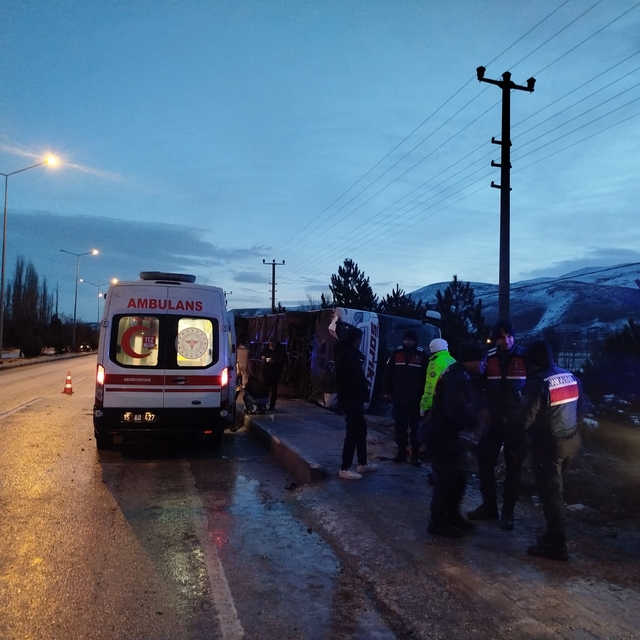Burdur'da yolcu otobüsünün devrilmesi sonucu 12 kişi yaralandı