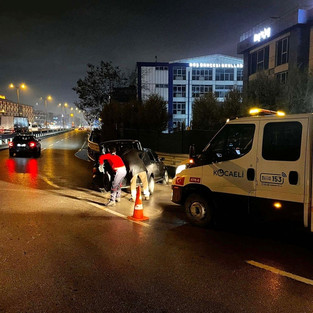 Belediye ekipleri yolda gördükleri kazaya müdahale etti