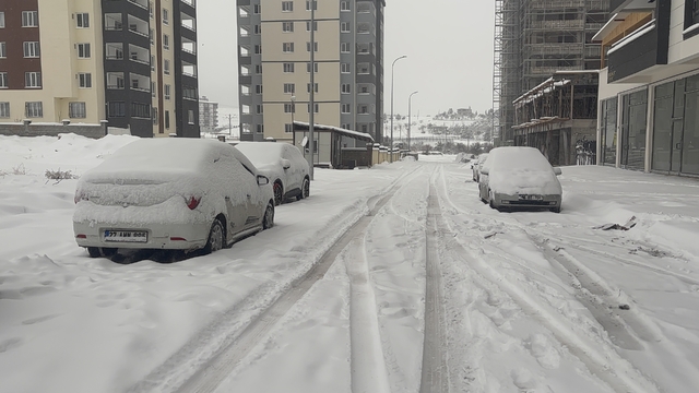 Gaziantep'te kar yağışı devam ediyor
Kar kalınlığı kent merkezinde 20 santimi buldu