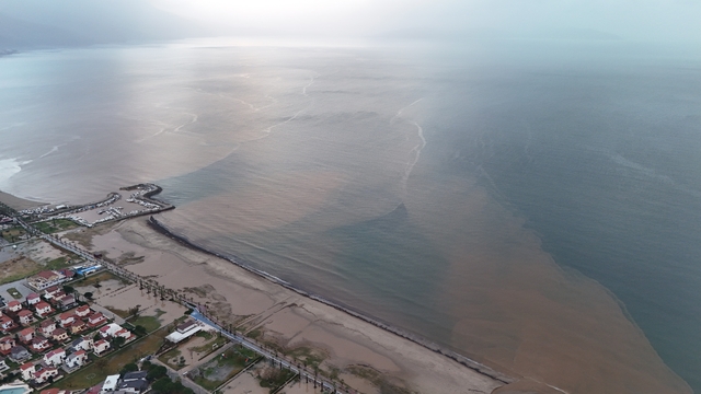 Sel suları denizin rengini değiştirdi
Denize akan sular, plajda yarıklar oluşturdu