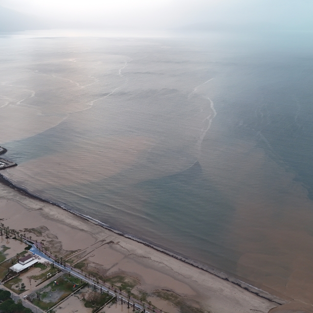 Sel suları denizin rengini değiştirdi
Denize akan sular, plajda yarıklar ol...