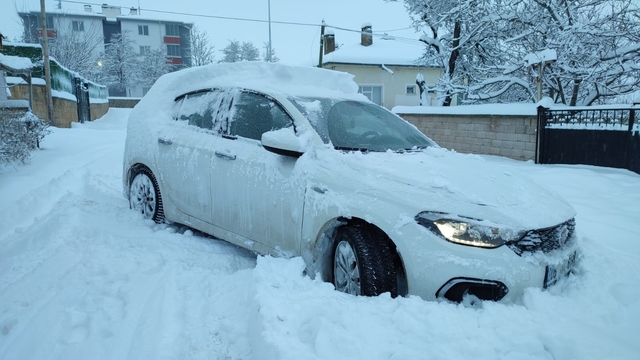 Sarıoğlan'da kar yağışı etkili oluyor