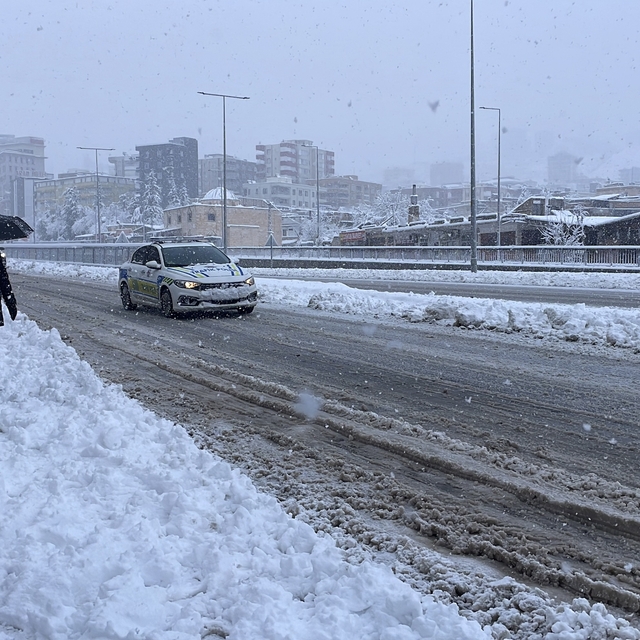 Şanlıurfa'da kar yağışı etkisini sürdürüyor