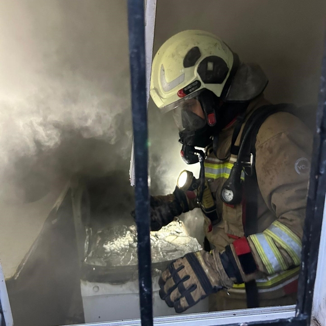 İskenderun'da yangında dumandan etkilenen vatandaşı itfaiye kurtardı