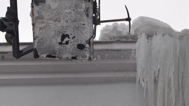 Erzurum'da dev buz sarkıtları itfaiye ekibi tarafından kırıldı